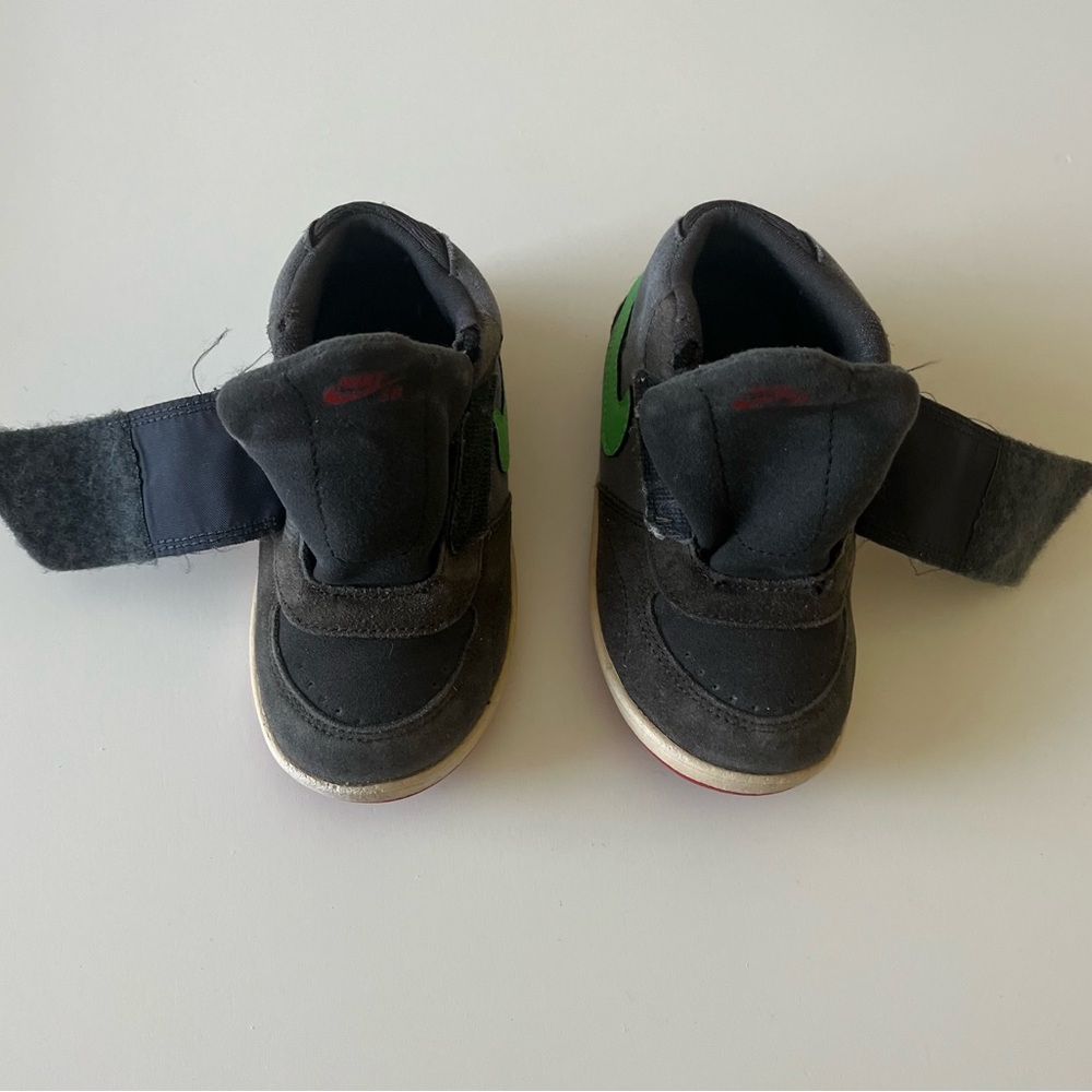 Nike Toddler 7 Kids Black Sneakers with Green Swoosh Play Shoes - Picture 7 of 7